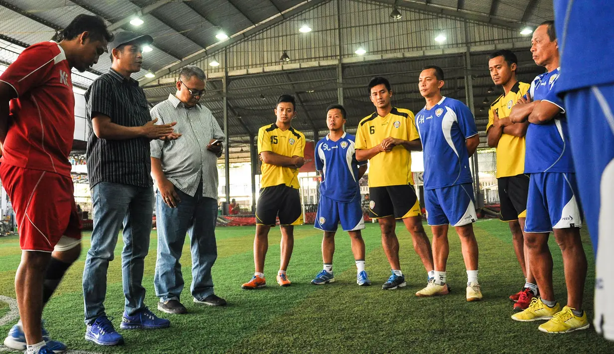 Pelatih Arema Cronus, Joko Susilo memimpin latihan perdana pasca Piala Presiden 2015 di Lapangan Futsal Champion Tidar, Malang, Kamis (22/10/2015). (Bola.com/Kevin Setiawan)
