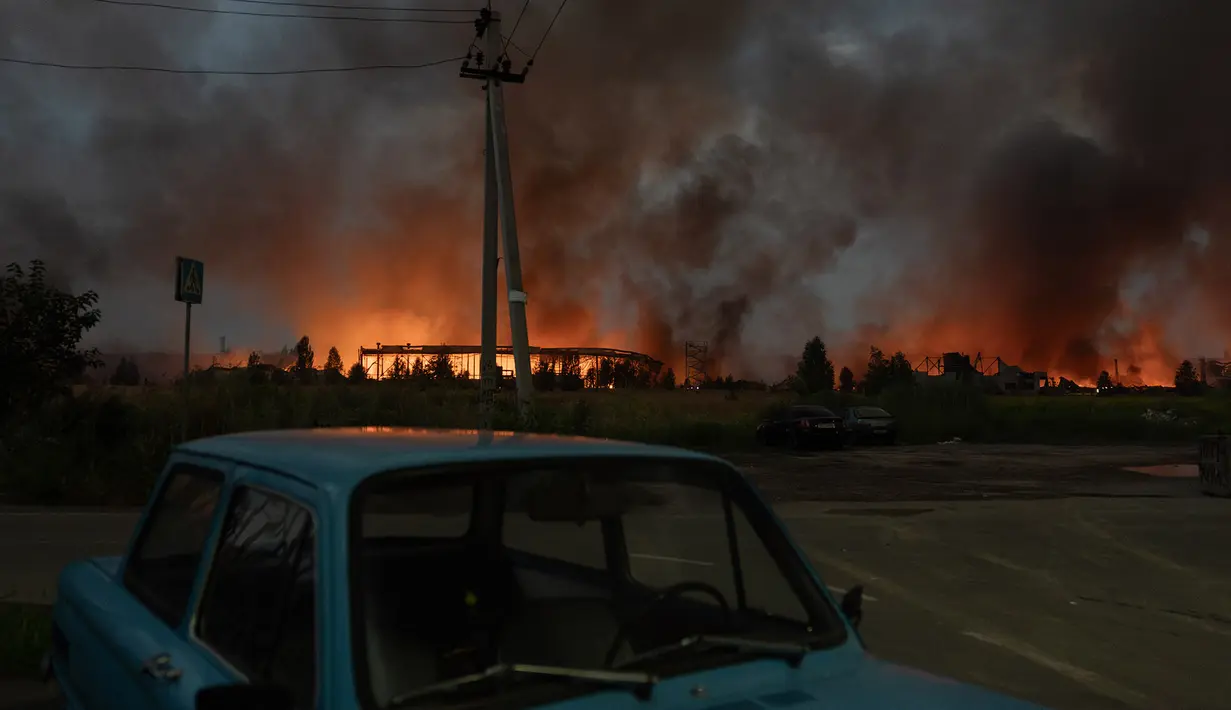 Kobaran api dan kepulan asap yang membubung dari sebuah gudang yang hancur akibat serangan besar-besaran rudal balistik dan pesawat nirawak (drone) Rusia di pinggiran Kyiv pada dini hari tanggal 5 Agustus 2026. (AFP/ Roman Pilipey)