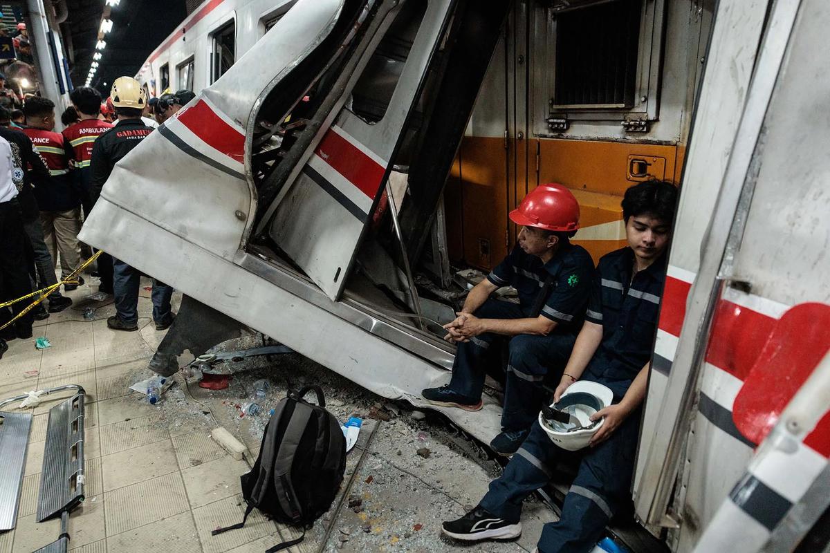 FOTO Kerusakan Parah Gerbong KRL Commuterline  Usai Dihantam Argo Bromo Anggrek