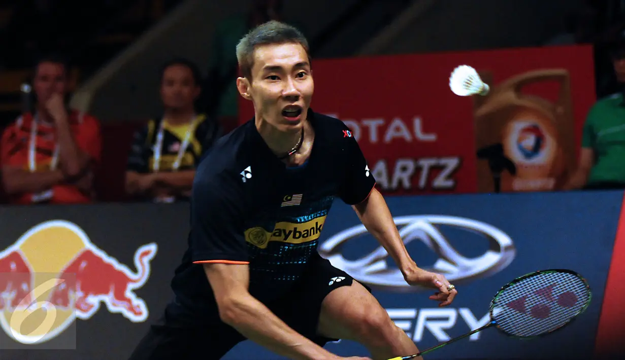 Pebulutangkis tunggal putra Malaysia, Lee Chong Wei berusaha menahan pukulan bola Marc Zwiebler di Total BWF World Championships 2015 di Istora Senayan Jakarta, Rabu (12/8/2015). Lee Chong Wei unggul 21-14, 17-21, 21-8. (Liputan6.com/Helmi Fithriansyah)