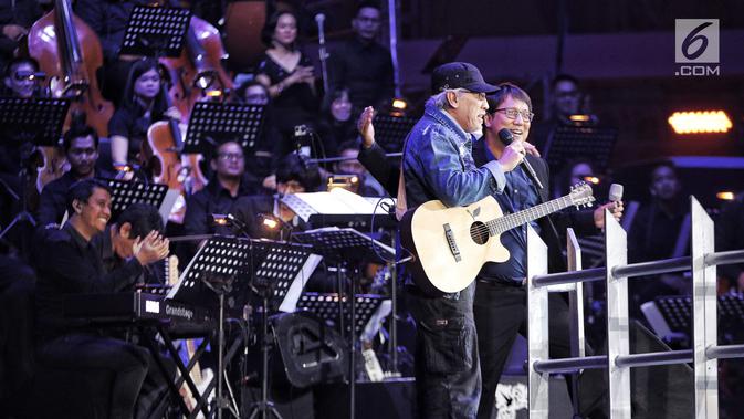 Iwan Fals bersama Erwin Gutawan saat tampil dalam malam puncak Hut SCTV ke-28 di ICE BSD, Tangerang, Jumat (24/8). Dalam penampilannya Iwan Fals membawakan lagu berjudul 