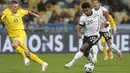 Gelandang Jerman, Serge Gnabry menggiring bola dari kawalan bek Ukraina, Vitaliy Mykolenko pada pertandingan  UEFA Nations League di Stadion Olimpiyskiy di Kyiv, Ukraina, Sabtu (10/10/2020). Jerman menang 2-1 atas Ukraina. (AP Photo/Efrem Lukatsky)