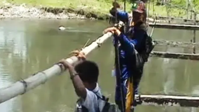 Lagi, Bertaruh Nyawa Meyebrang Jembatan Rusak Demi Sekolah
