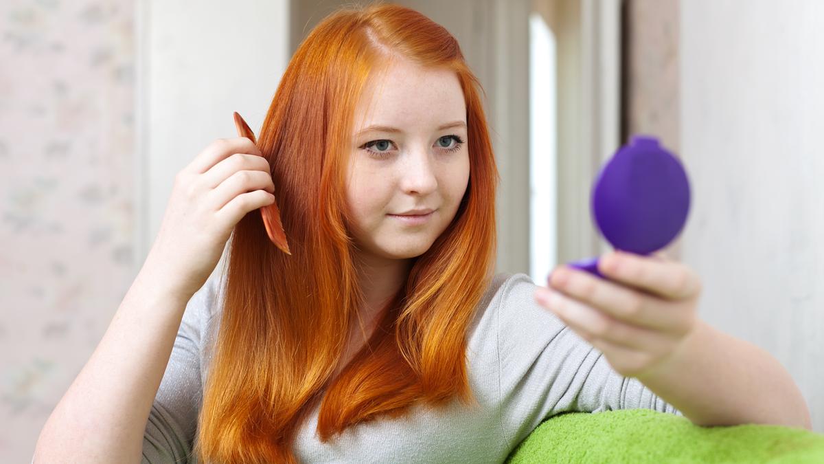 Gak Perlu Ke Salon, Begini Cara Mengembalikan Warna Rambut Secara Alami