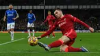 Meski beberapa kali didera cedera pada musim ini, Andrew Robertson tetaplah merupakan bek kiri andalan Liverpool. Ia merupakan sosok disiplin dalam bertahan dan sangat berkontribusi dalam penyerangan. Malam nanti, Robertson akan jadi lawan berat untuk Reece James dan Hakim Ziyech. (AFP/Paul Ellis)