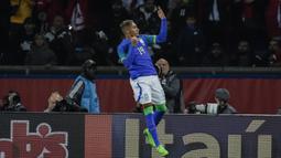 Brasil sudah unggul 1-0 pada menit ke-11 lewat gol Raphinha. Gol dicetak melalui sundulan kepala usai memanfaatkan umpan lambung Casemiro. (AP/Christophe Ena)