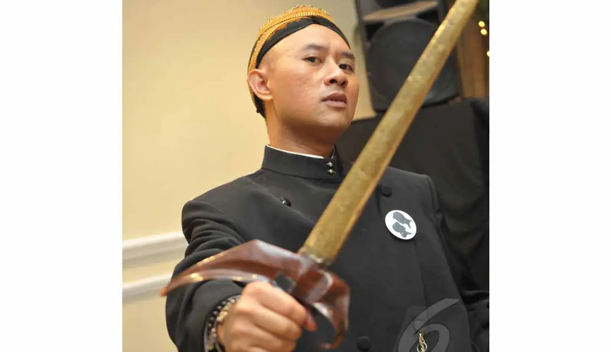 Komedian kelahiran 26 Mei 1977 memperlihatkan aksinya dengan sebilah keris saat di Gran Mahakam Hotel, Jakarta Selatan, Kamis (22/5/2014) (Liputan6.com/Panji Diksana).