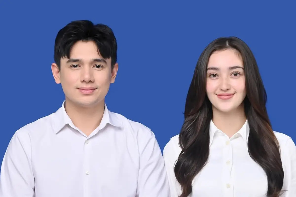 Ranty Maria Foto Latar Biru dengan Calon Suaminya Rayn Wijaya kompak pakai kemeja putih. [@rantymaria]