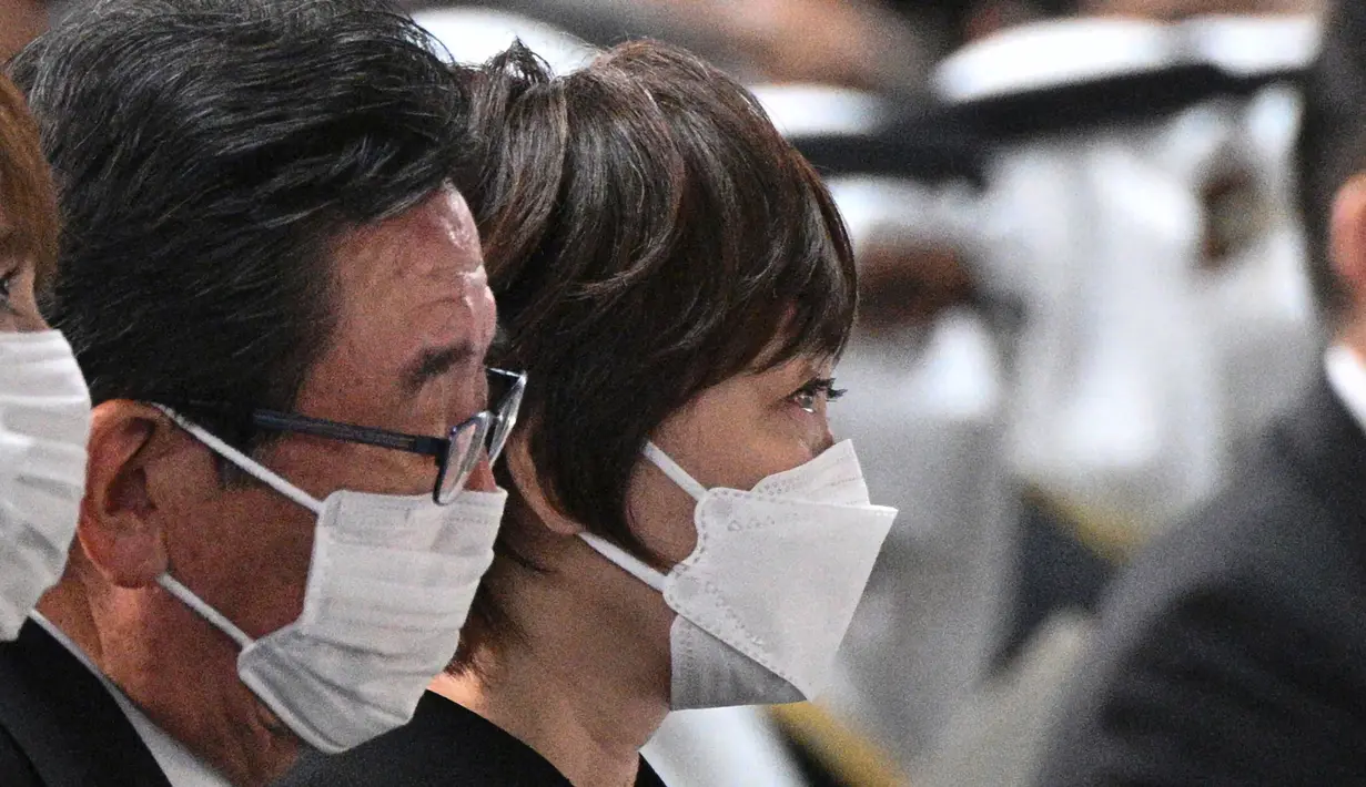<p>Istri mantan Perdana Menteri Jepang Shinzo Abe, Akie Abe (tengah) menghadiri pemakaman kenegaraan suaminya di Nippon Budokan, Tokyo, Jepang, Selasa (27/9/2022). Pemakaman Shinzo Abe menuai kontroversi karena dana prosesi mencapai 1,66 miliar yen, lebih mahal dari pemakaman Ratu Elizabeth II di Inggris 'hanya' setara 1,3 miliar yen. (Philip Fong/Pool Photo via AP)</p>