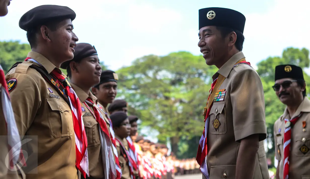 Presiden Jokowi berbincang dengan anggota delegasi gerakan Pramuka Indonesia di Istana Merdeka, Jakarta, Jumat (24/7). 462 kontingen Pramuka Indonesia akan berkiprah di Jambore Dunia ke-23 di Kirarahama, Yamaguchi, Jepang. (Liputan6.com/Faizal Fanani)