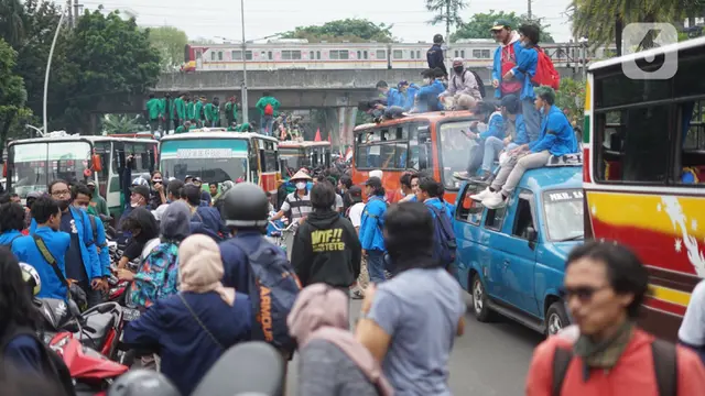 Mahasiswa, Buruh dan Pelajar Kumpul di Tugu Proklamasi Sebelum Bergerak ke Istana