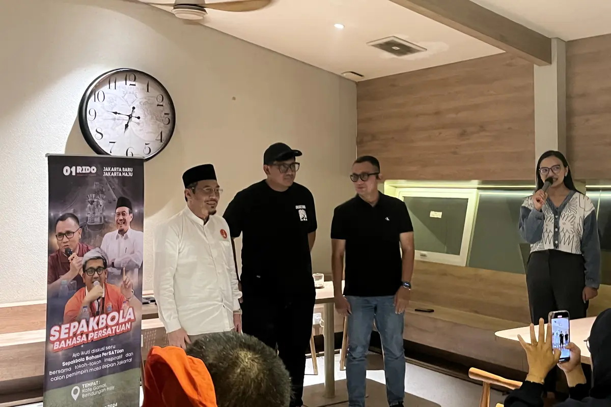 Ketua Umum (Ketum) The Jakmania Diky Soemarno, menantang Calon Gubernur (Cagub) Jakarta Ridwan Kamil untuk mengenakan jersey Persija Jakarta.