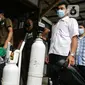 Pembeli mengantre dengan membawa tabung di tempat pengisian Oxygen Medical di Jalan Minang Kabau, Jakarta, Senin (28/6/2021). Permintaan pengisian oksigen di agen tabung oksigen di Jakarta alami peningkatan seiring lonjakan kasus COVID-19 yang terjadi dalam satu pekan terakhir. (Liputan6.com/Faizal