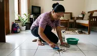 10 Cara Membersihkan Nat Lantai yang Menghitam Tanpa Disikat Lama