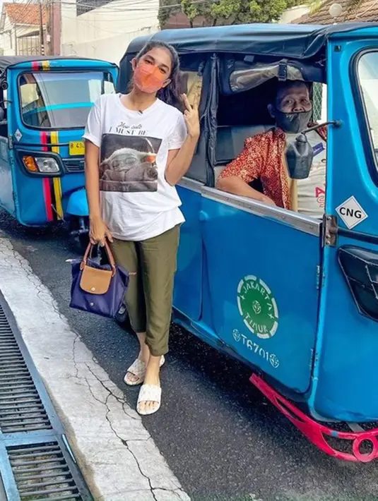 Meskipun dapat uang jatah bulanan Rp 200 juta, Ussy Sulistiawaty tak malu untuk tetap belanja ke pasar. Hal ini ia ungkapkan melalui akun Instagramnya beberapa waktu lalu. Ia tampil apa adanya naik bajaj ke pasar, banjir pujian. (Liputan6.com/IG/@ussypratama)