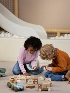 Pendidikan Waldorf mengajak anak belajar lewat bermain, seni, dan alam tanpa tekanan akademik.  (Foto/Dok: Freepik)