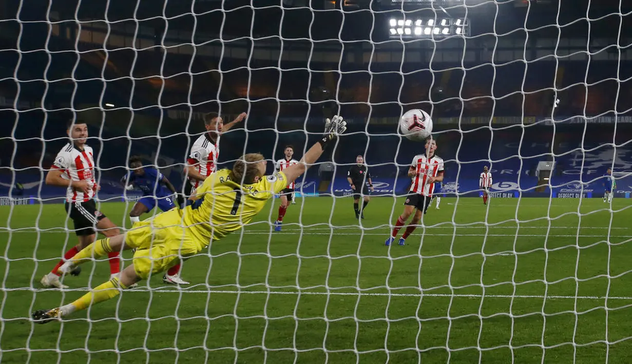 Pemain Chelsea Tammy Abraham (kedua kiri) mencetak gol ke gawang Sheffield United pada pertandingan Liga Premier Inggris di Stadion Stamford Bridge, London, Sabtu (7/11/2020). Chelsea menang 4-1. (Peter Cziborra/Pool via AP)