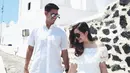 Jika ingin terlihat kompak dengan pasangan saat liburan, kamu dapat memilih warna putih sebagai dresscode dengan pasanganmu agar semakin romantis. (instagram/tasyakamila