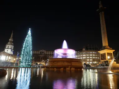 Cahaya kerlap-kerlip pohon Natal setelah tradisi penyalaan lampu di Trafalgar Square, 7 Desember 2017. Setiap tahun London mendapat pohon Natal dari Norwegia sebagai tanda terima kasih atas dukungan Inggris selama perang dunia II. (Daniel LEAL-OLIVAS/AFP)