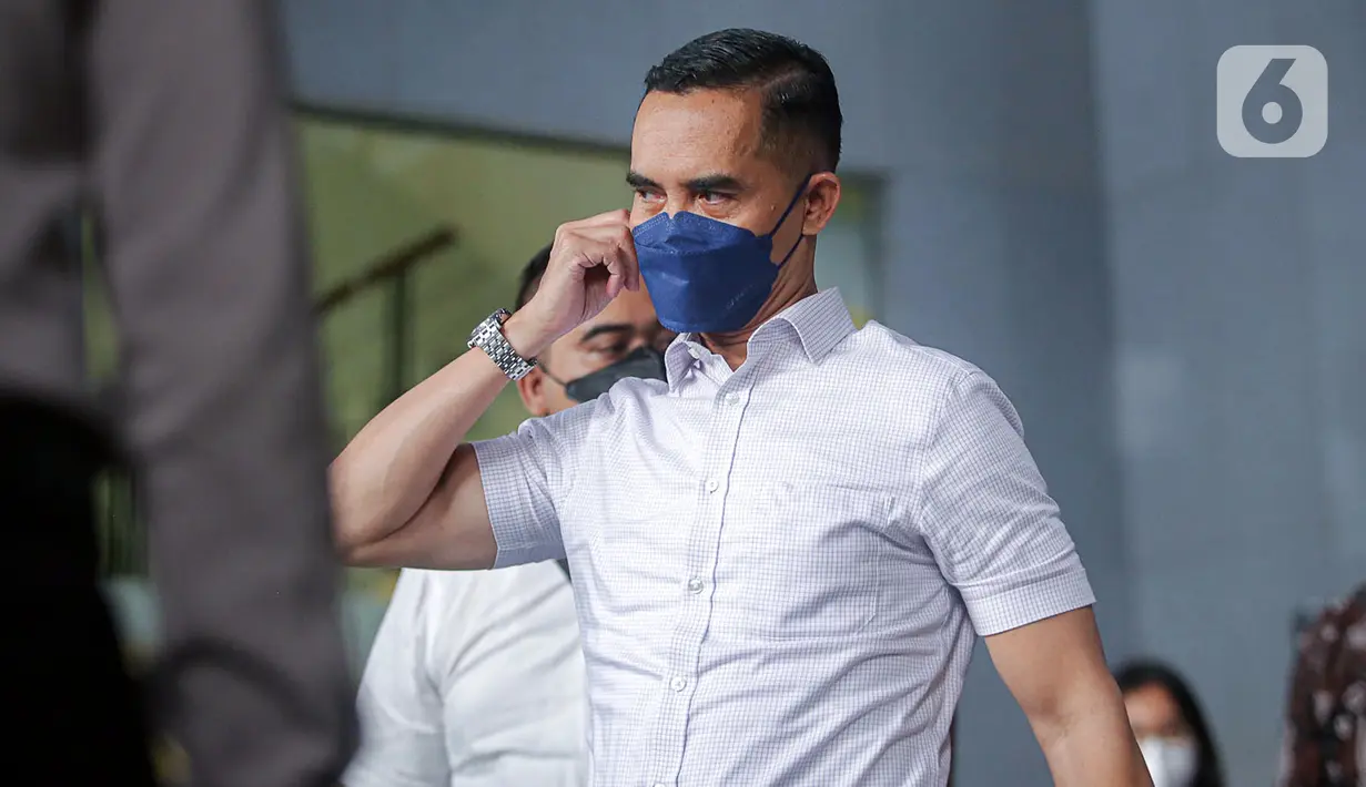 Mantan Kepala Bea Cukai Yogyakarta Eko Darmanto berjalan usai diperiksa di Gedung Merah Putih KPK, Jakarta, Selasa (7/3/2023). KPK melakukan pemeriksaan terhadap Eko Darmanto untuk dimintai klarifikasi terkait Laporan Harta Kekayaan Penyelenggara Negara (LHKPN) sebesar Rp 15,7 miliar. (Liputan6.com/Faizal Fanani)