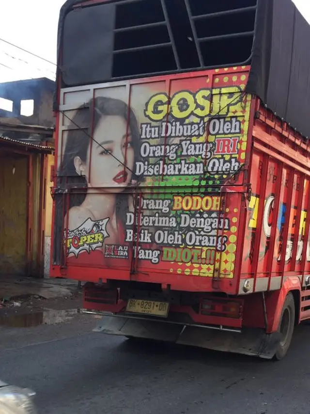 6 Foto Idol K-Pop Hiasi Belakang Truk, Gaya Jennie Blackpink Curi Perhatian