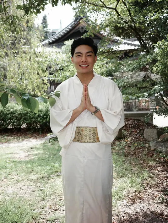 Sementara itu, Erwin Phang nampak gagah dalam balutan kimono putih polos. Dibalut dengan belt emas bermotif [@jessicajane99]