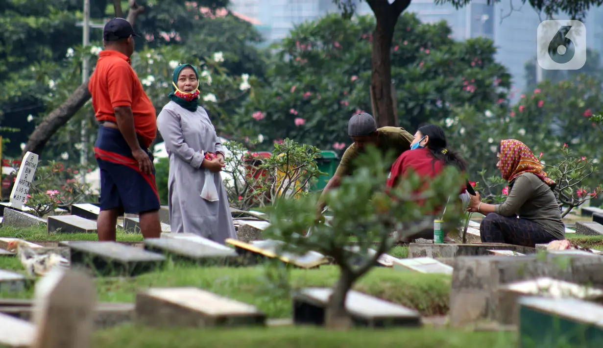 Peziarah saat berada di Tempat Pemakaman Umum Karet Bivak, Jakarta, Sabtu (18/4/2020). Selama masa PSBB, peziarah yang memasuki kawasan TPU dibatasi dan diwajibkan menggunakan masker sebagai langkah pencegahan penyebaran virus Covid-19. (Liputan6.com/Helmi Fithriansyah)