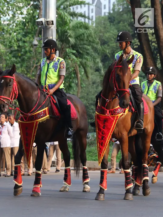 Pasukan berkuda Polri saat mengikuti apel kesiapan pelaksanaan Asian Games 2018 di lingkar luar Stadion Utama GBK, Jakarta, Senin (4/6). Apel dipimpin Sekjen INASGOC, Eris Herryanto dan diikuti semua unsur terkait. (Liputan6.com/Helmi Fithriansyah)