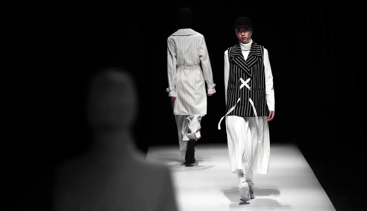 Model saat membawakan busana muslim Autumn/Winter 2017 karya desainer Indonesia, Rani Hatta saat acara Tokyo Fashion Week di Tokyo, Jepang, Rabu (22/3). (AFP Photo / Behrouz Mehri)