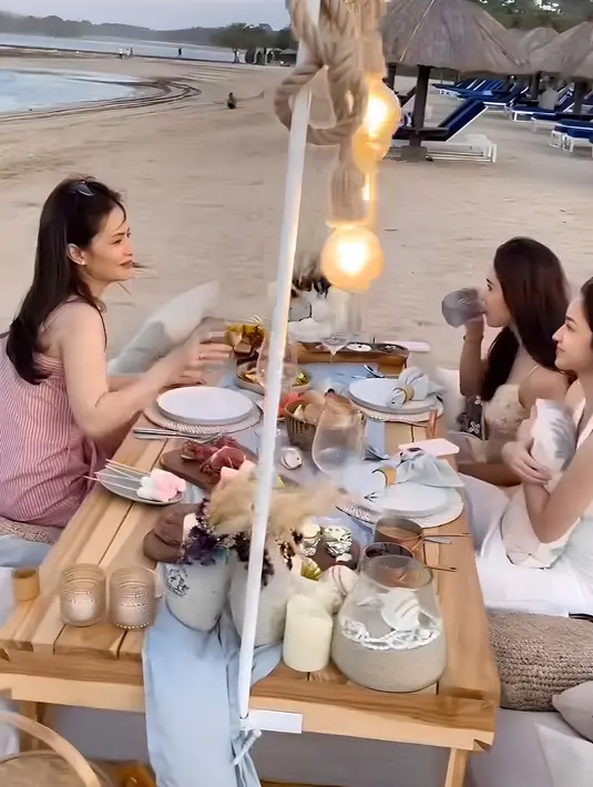 Menikmati semilir angin pantai, kebersamaan Cut Tari dan kedua putrinya ini jadi bukti, meski tak sedarah, Sidney Azkassyah dan Channella Leslie bisa kompak jadi satu keluarga. (Liputan6.com/IG/@cuttaryofficial)