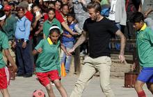 Keceriaan David Beckham main bola dengan anak-anak di Nepal