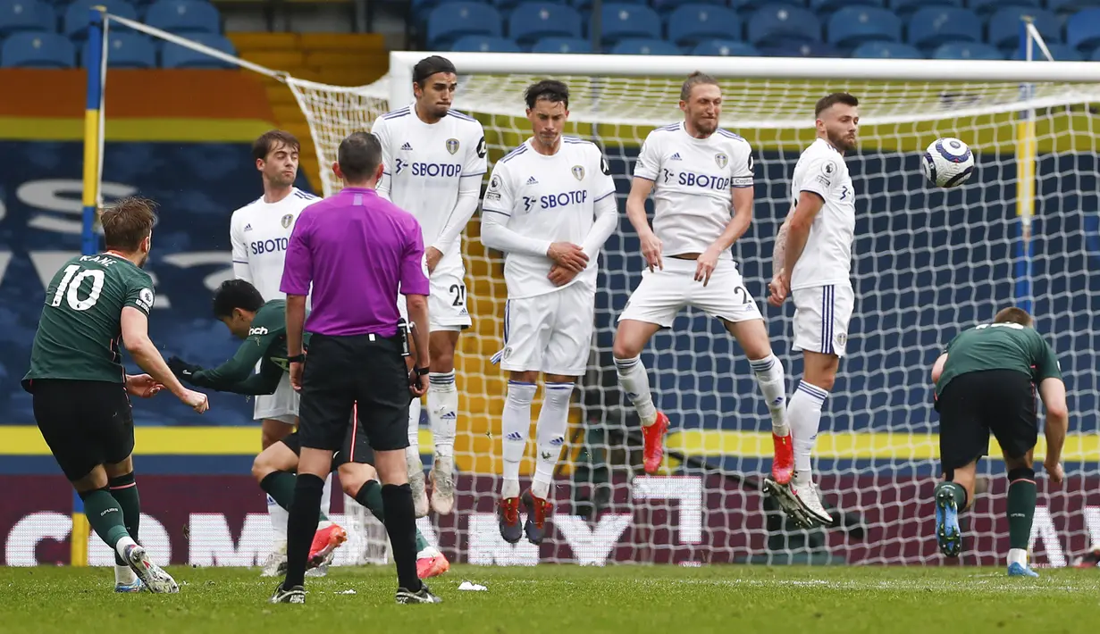 Striker Tottenham Hotspur, Harry Kane (kiri) melepaskan tendangan bebas ke gawang Leeds United dalam laga lanjutan Liga Inggris 2020/2021 pekan ke-35 di Elland Road, Leeds, Sabtu (8/5/2021). Tottenham kalah 1-3 dari Leeds. (AP/Jason Cairnduff/Pool)
