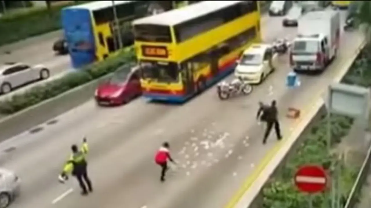 Mobil Pengangkut Uang Rusak, 52 Juta Dolar Tumpah ke Jalan