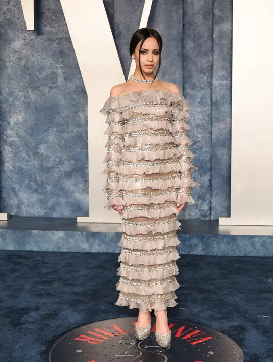 Sebagai nominator Oscar 2023, Sofia Carson kenakan Valentino Haute Couture Spring Summer 2023 [@maisonvalentino]