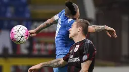 Pemain AC Milan Juraj Kucka duel udara dengan pemain Napoli Marek Hamsik  dalam lanjutan Liga Seri A di San Siro Stadium, Milan, Senin (05/10/2015). Milah kalah 0-4 dari Napoli. (REUTERS/Giorgio Perottino)