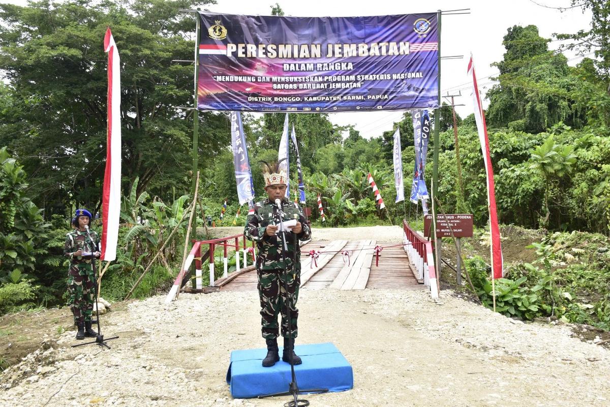 FOTO: TNI AL Resmikan Jembatan di Distrik Bonggo Papua