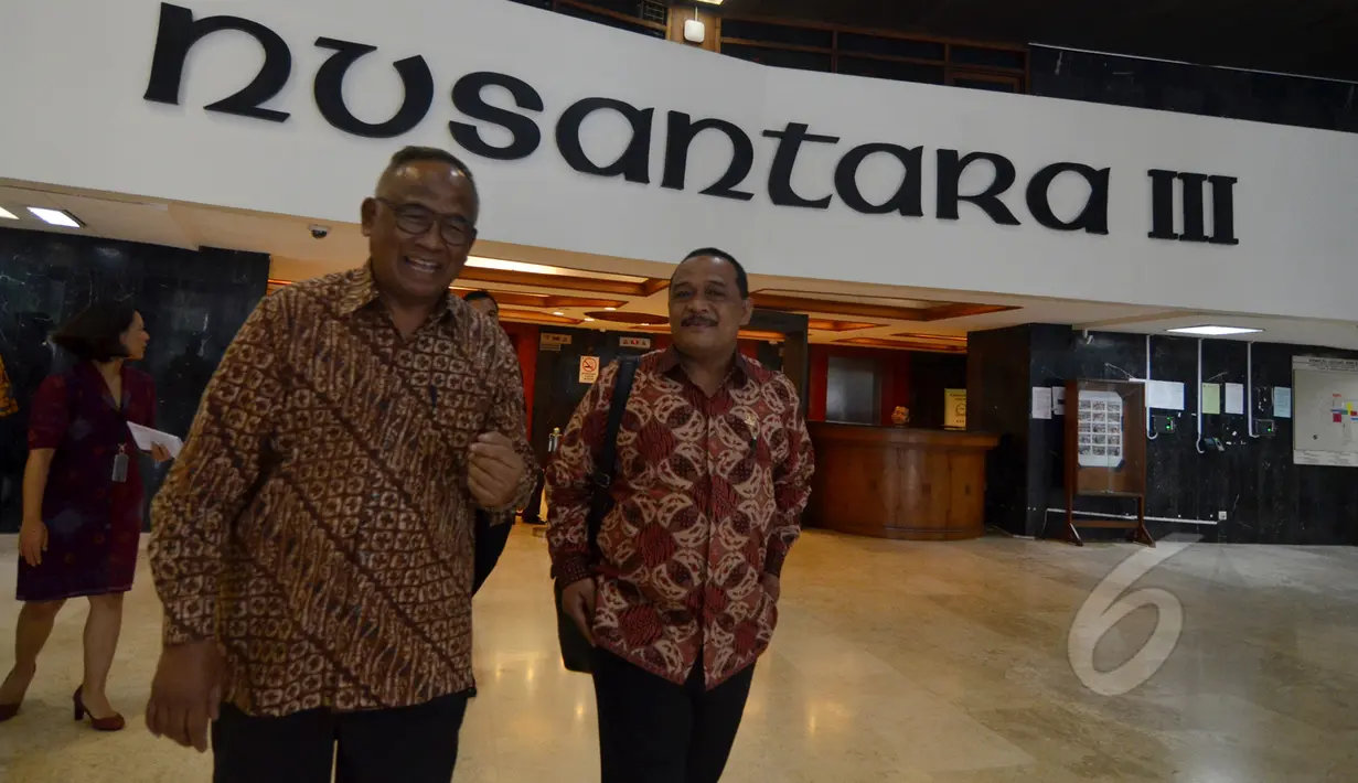 PLT Ketua KPK Taufiquerachman Ruki (kiri) meninggalkan Gedung Nusantara III usai menggelar pertemuan tertutup dengan Ketua DPD RI Irman Gusman di Komplek Parlemen Senayan, Jakarta, Jum'at (27/3/2015). (Liputan6.com/Andrian M Tunay)