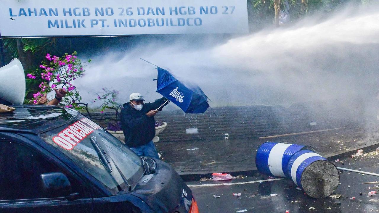 FOTO: Bentrok Saat  Eksekusi Pengosongan Hotel Sultan di Kawasan GBK