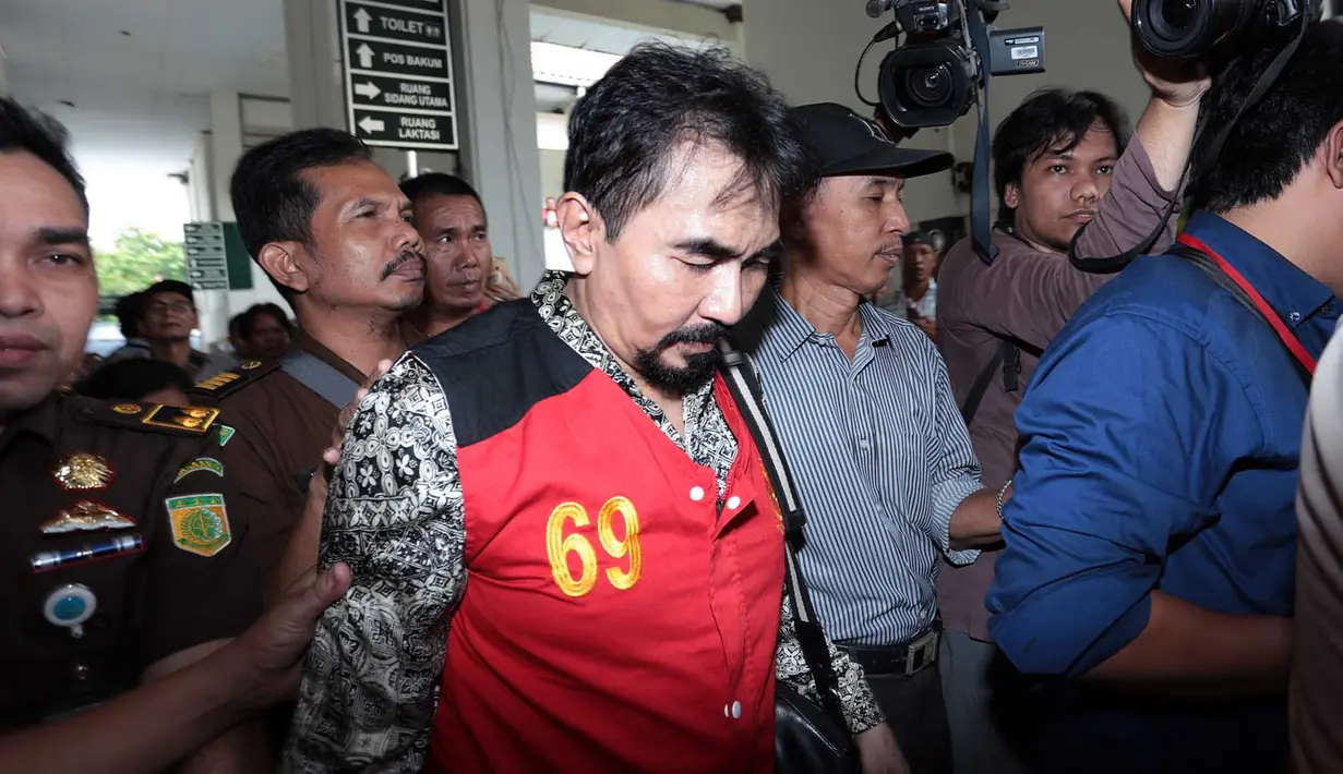 Tiba di PN, Gatot terlihat berbeda dari tahanan lain. Mantan guru spiritual Reza Artamevia itu tampil rapih dengan baju batik lengan panjang plus rompi tahanan. Celana panjang hitam dan sepatu pantofel warna senada. (Deki Prayoga/Bintang.com)