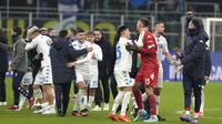 Para pemain Empoli merayakan kemenangan atas Inter Milan usai pertandingan lanjutan Liga Italia di stadion San Siro di Milan, Italia, Selasa (24/1/2022). Kemenangan atas Inter Milan membuat Empoli kini berada di peringkat ke 9 dengan 25 poin. (AP Photo /Luca Bruno)