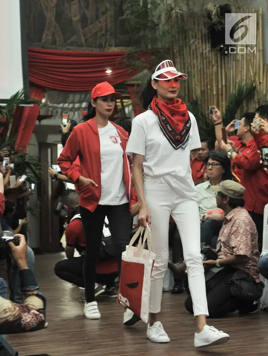 Dua model yang juga  kader PDIP memperagakan Atribut Milenial di Kantor DPP PDIP, Jakarta, Kamis (20/9). Para kader dari kalangan artis Tanah Air antara lain Krisdayanti, Angel Karamoy, dan Tamara Geraldine. (Merdeka.com/ Iqbal S. Nugroho)