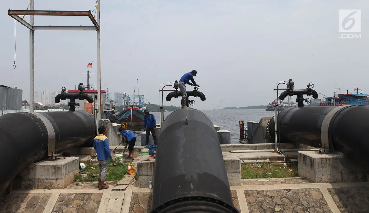 Petugas melakukan perbaikan kecil secara berkala di pompa Waduk Pluit Timur Jakarta, Selasa (13/11). Menjelang musim hujan pompa di kawasan tersebut siap di operasikan untuk antisipasi banjir. (Merdeka.com/Imam Buhori)