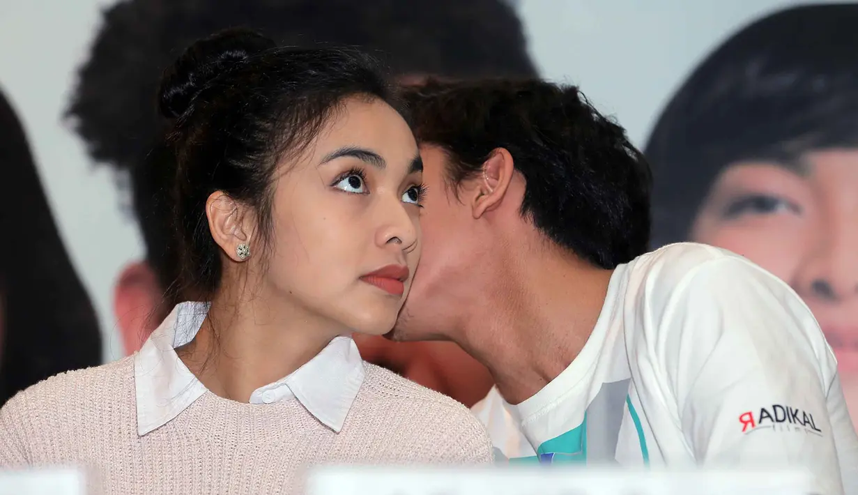 Ditanya mengenai momongan, pasangan ini menyerahkan pada Yang Maha Kuasa. Tika tidak mau terburu-buru mengenai buah hati. (Deki Prayoga/Bintang.com)