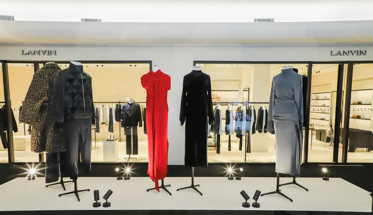 Di dalam pop-up "Inside the Atelier", para tamu dapat menyelami lebih dalam semangat kreatif
atelier Lanvin. Sketsa-sketsa arsip yang dipajang di dinding memungkinkan para tamu untuk berinteraksi dengan warisan Maison melalui seni masa lalunya. Kartu pos edisi terbatas yang menampilkan sketsa arsip dan kaligrafi nama yang dipersonalisasi — menawarkan koneksi personal yang dapat dibawa pulang dengan keahlian karya seni merek ini yang legendaris. / Foto dok Lanvin.