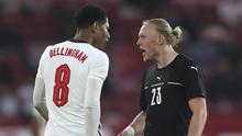 Gelandang Inggris, Jude Bellingham (kiri) terlibat adu mulut dengan gelandang Austria, Xaver Schlager dalam laga uji coba menjelang berlangsungnya Euro 2020 di Riverside Stadium, Middlesbrough, Rabu (2/6/2021). Inggris menang 1-0 atas Austria. (AP/Scott Heppell/Pool)