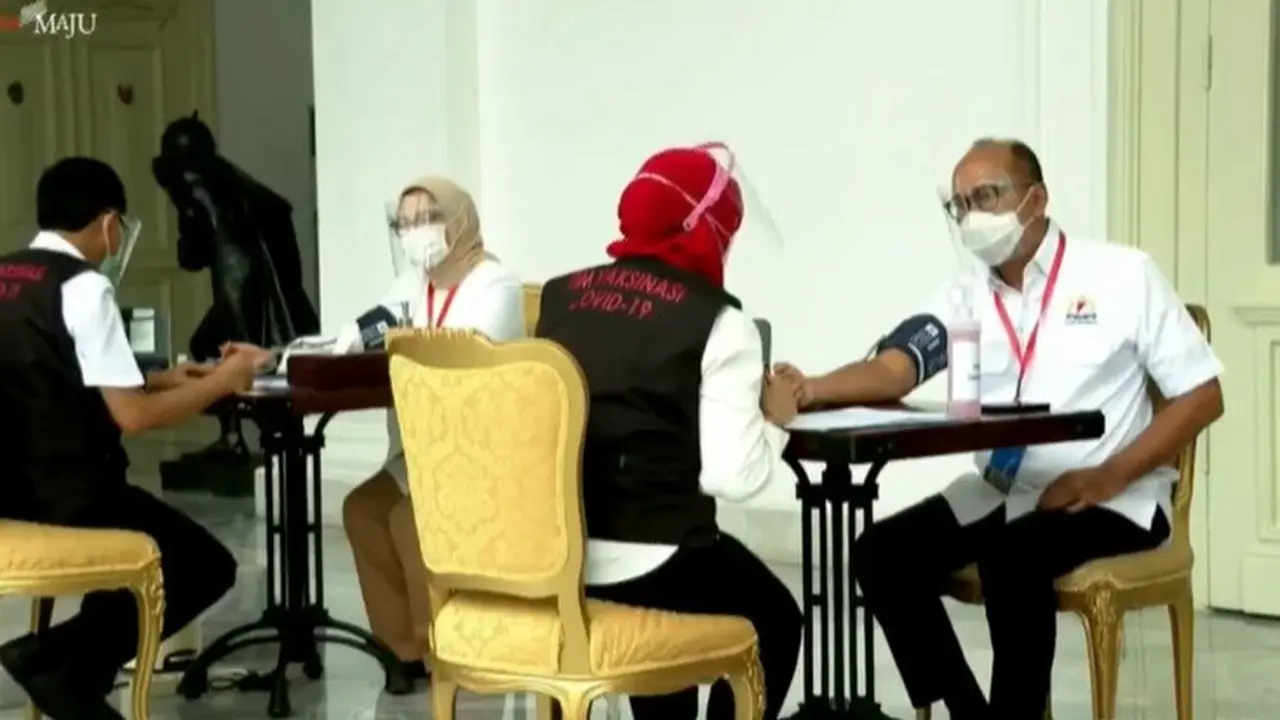 Perwakilan pengusaha yang diwakili oleh Ketua Umum Kamar Dagang dan Indutri (Kadin) Indonesia Rosan Roeslani akan turut disuntik vaksin Covid-19 pertama pada 13 Januari 2020.