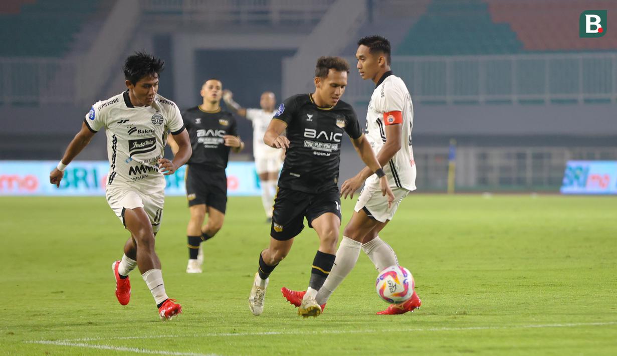 Egy Maulana Vikri dengan mudah melewati dari kepungan Firza Andika dan Rizky Ridho dalam laga pekan ke-22 BRI Liga 1 2024/2025 Dewa United vs Persija Jakarta di Stadion Pakansari, Sabtu (8/2/2025). (Bola.com/Abdul Aziz)