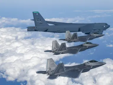 Pesawat pengebom B-52 AS, C-17, dan F-35 Angkatan Udara Korea Selatan terbang di atas Semenanjung Korea selama latihan udara bersama di Korea Selatan, 20 Desember 2022. Amerika Serikat menerbangkan pesawat pengebom berkemampuan nuklir dan jet siluman canggih dalam unjuk kekuatan melawan Korea Utara. (South Korean Defense Ministry via AP)