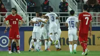 Selebrasi para pemain Uzbekistan U-23 merayakan gol kedua ke gawang Timnas Indonesia U-23 lewat gol bunuh diri Pratama Arhan pada laga semifinal Piala Asia U-23 2024 di Abdullah bin Khalifa Stadium, Doha, Qatar, Senin (29/4/2024). (AFP/Karim Jaafar)