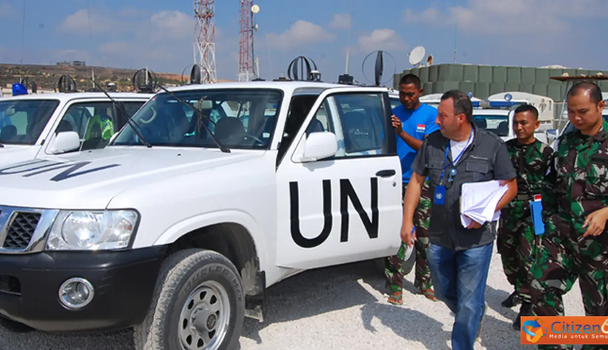 Citizen6, Lebanon Selatan: Tim Fuel Inspection UNIFIL Kapten Smoliner dan Mr. Pierre Tabet dari Austria melakukan pemeriksaan terhadap kendaraan dan peralatan Satgas POM TNI Konga XXV-D/UNIFIL, Minggu (7/10). (Pengirim: Badarudin Bakri)